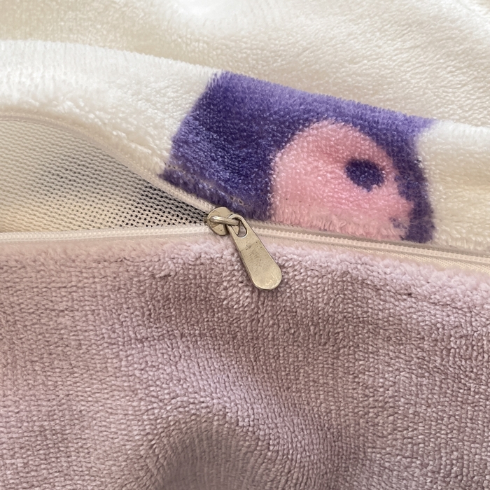 91家纺网 家纺一手货源 找家纺 三朵家纺 2025新款三丽鸥印花牛奶绒四件套 街舞库洛米