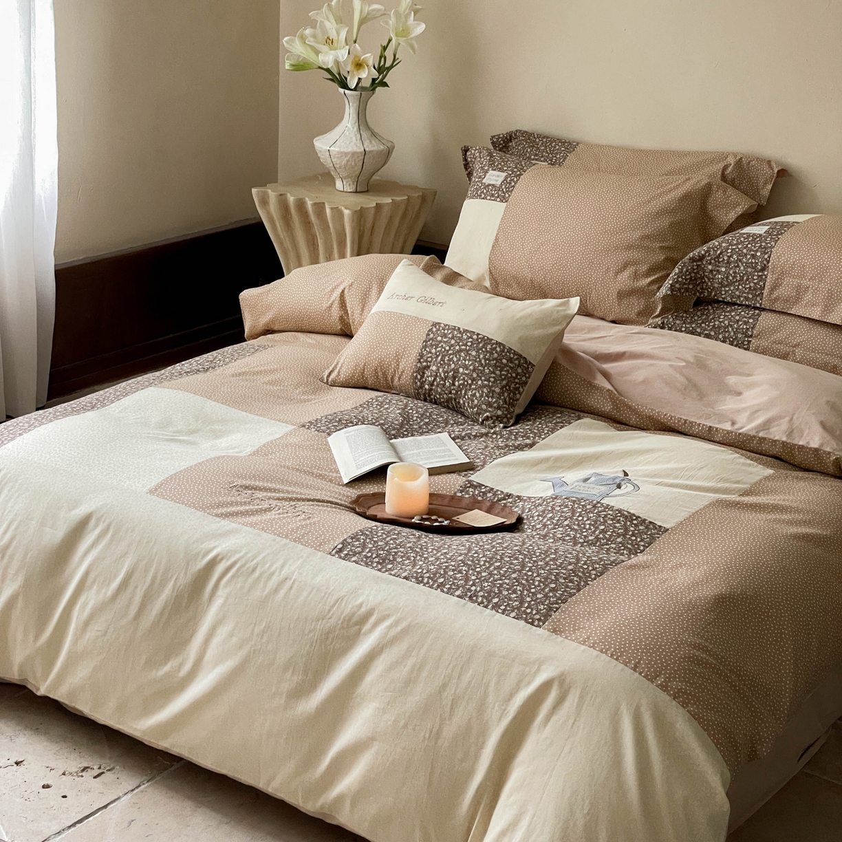 91家纺网 家纺一手货源 找家纺 FORTWO家纺原创设计（FOR TWO家纺） 2025新款全棉纯棉百家布水洗棉印花绣花拼接款四件套 美拉德咖