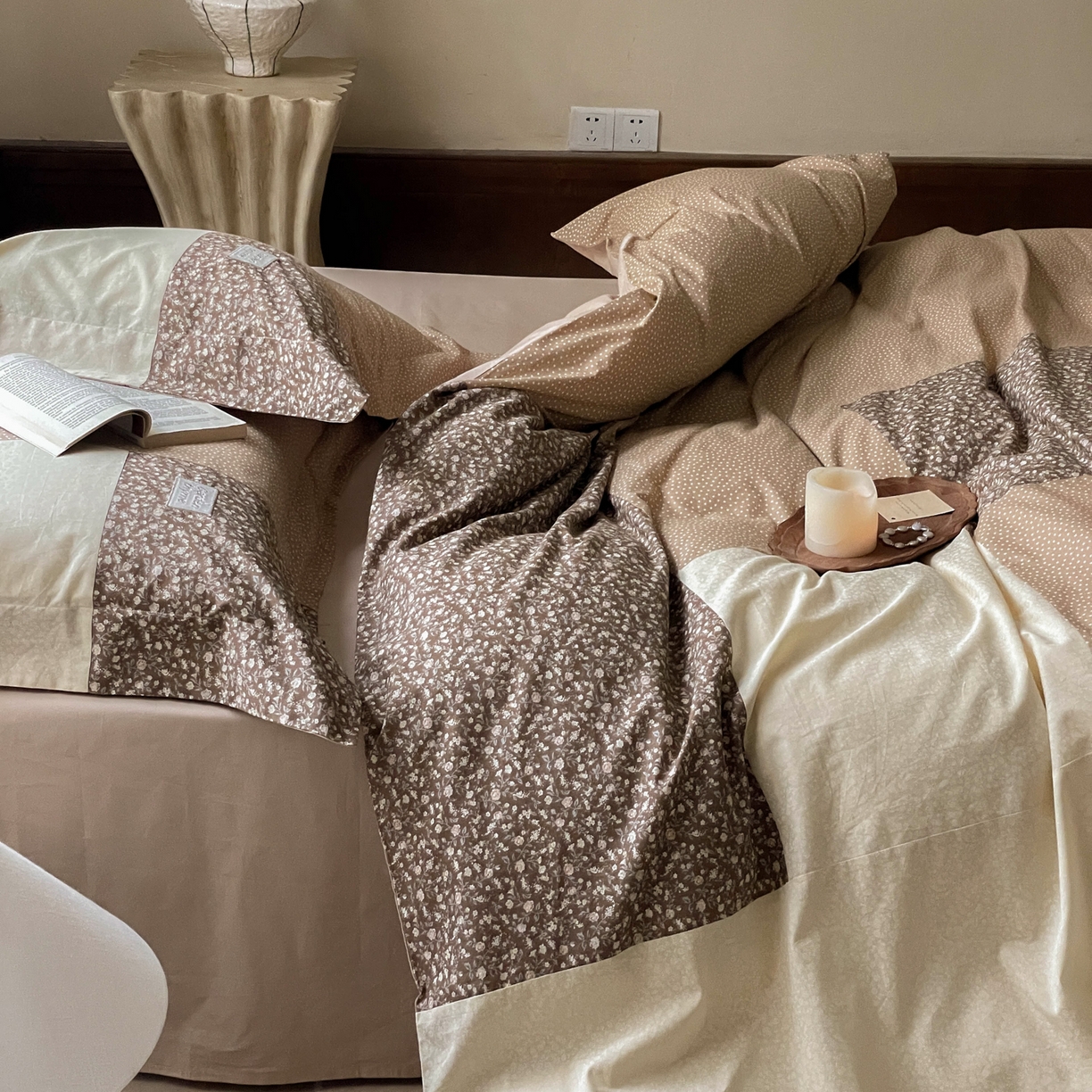 91家纺网 家纺一手货源 找家纺 FORTWO家纺原创设计（FOR TWO家纺） 2025新款全棉纯棉百家布水洗棉印花绣花拼接款四件套 美拉德咖