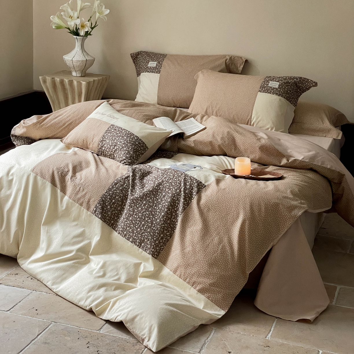 91家纺网 家纺一手货源 找家纺 FORTWO家纺原创设计（FOR TWO家纺） 2025新款全棉纯棉百家布水洗棉印花绣花拼接款四件套 美拉德咖