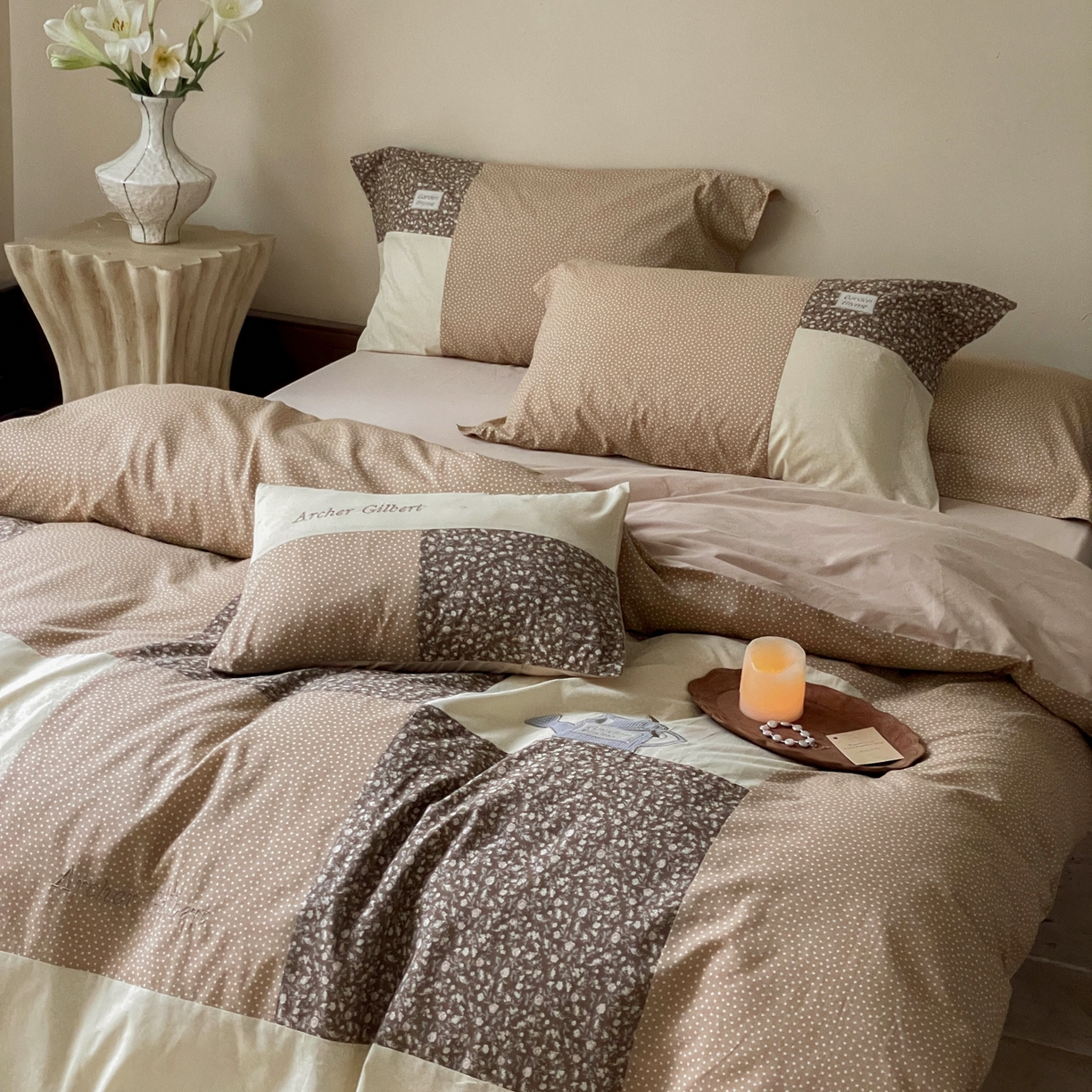 91家纺网 家纺一手货源 找家纺 FORTWO家纺原创设计（FOR TWO家纺） 2025新款全棉纯棉百家布水洗棉印花绣花拼接款四件套 美拉德咖