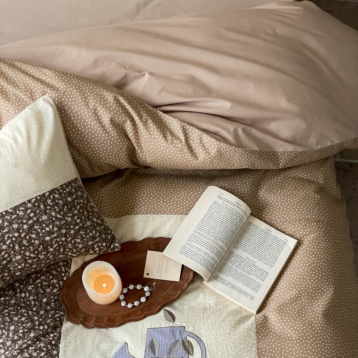 91家纺网 家纺一手货源 找家纺 FORTWO家纺原创设计（FOR TWO家纺） 2025新款全棉纯棉百家布水洗棉印花绣花拼接款四件套 美拉德咖