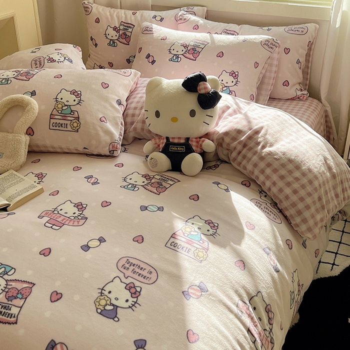 91家纺网 家纺一手货源 找家纺 三朵家纺 2025新款三丽鸥印花牛奶绒四件套 乐园KT