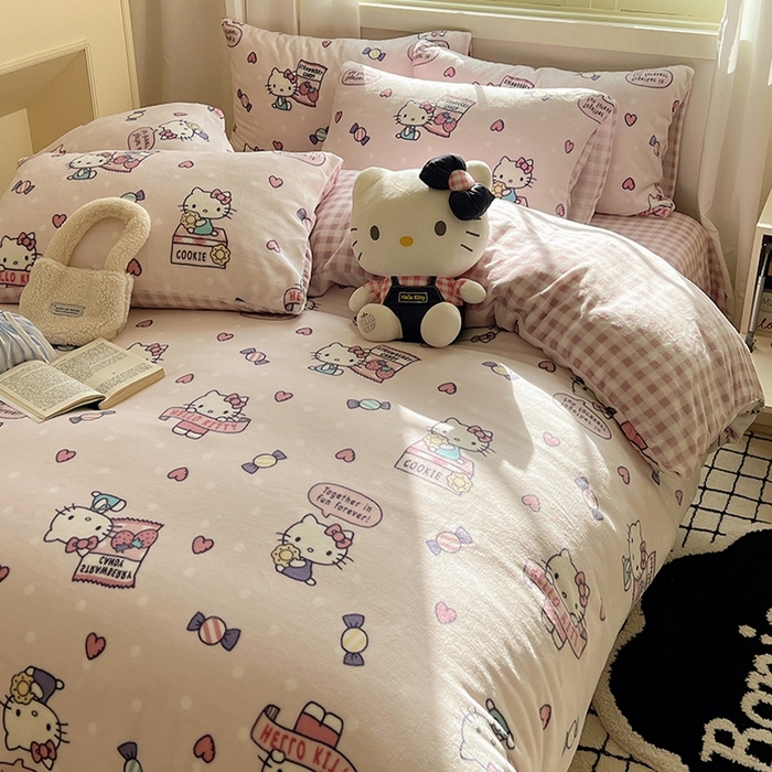 91家纺网 家纺一手货源 找家纺 三朵家纺 2025新款三丽鸥印花牛奶绒四件套 乐园KT