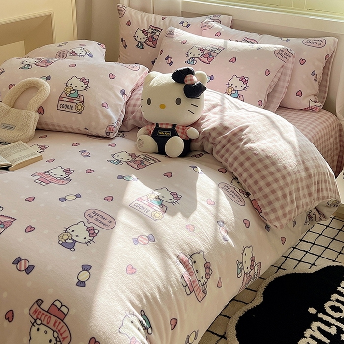 91家纺网 家纺一手货源 找家纺 三朵家纺 2025新款三丽鸥印花牛奶绒四件套 乐园KT