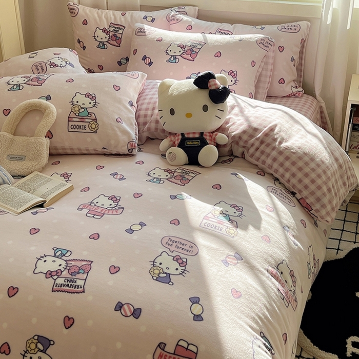 91家纺网 家纺一手货源 找家纺 三朵家纺 2025新款三丽鸥印花牛奶绒四件套 乐园KT