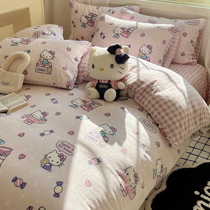 91家纺网 家纺一手货源 找家纺 三朵家纺 2025新款三丽鸥印花牛奶绒四件套 乐园KT