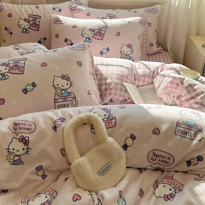 91家纺网 家纺一手货源 找家纺 三朵家纺 2025新款三丽鸥印花牛奶绒四件套 乐园KT