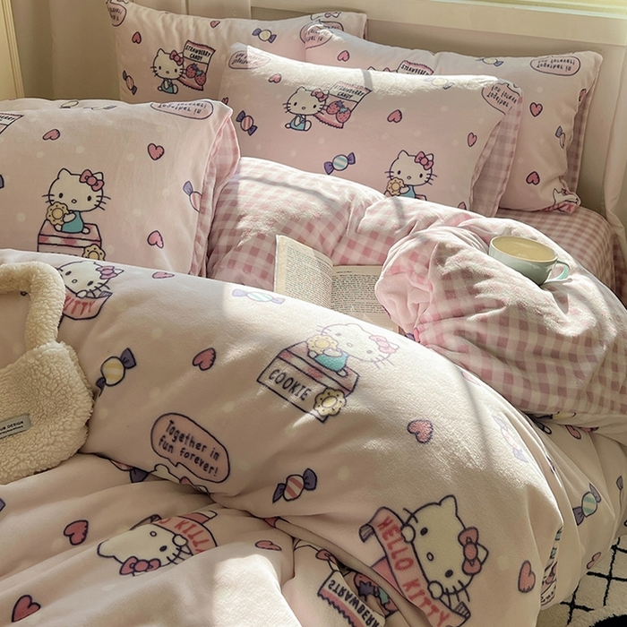 91家纺网 家纺一手货源 找家纺 三朵家纺 2025新款三丽鸥印花牛奶绒四件套 乐园KT