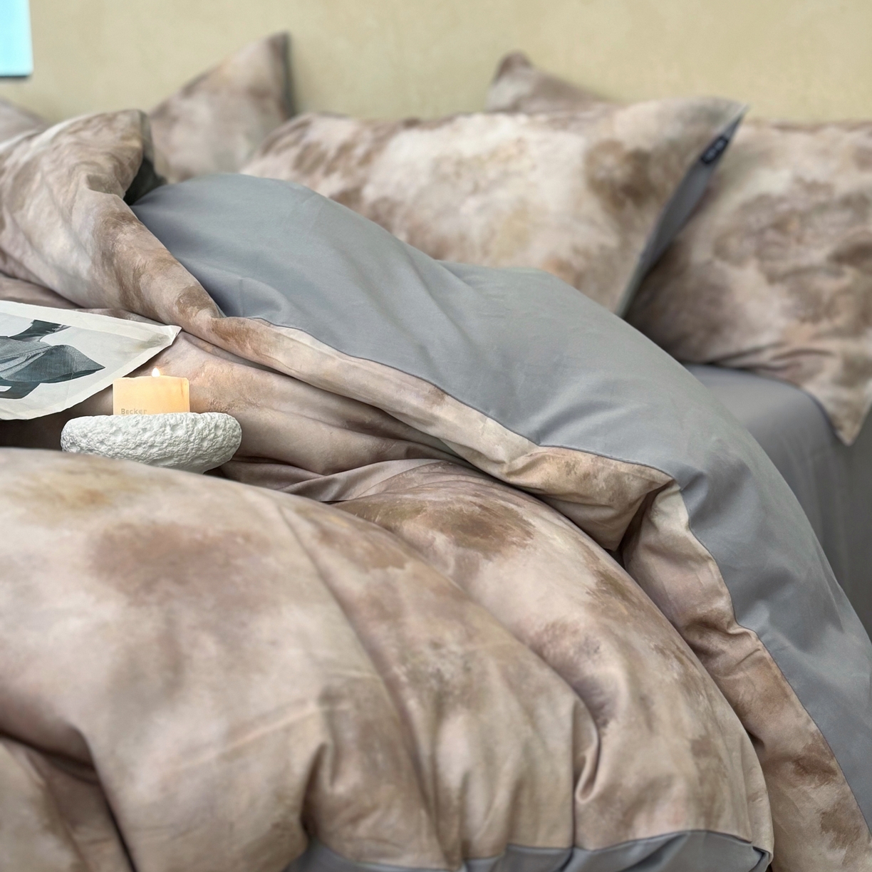 91家纺网 家纺一手货源 找家纺 FORTWO家纺原创设计（FOR TWO家纺） 2025新款50全棉纯棉数码磨毛印花四件套-场景二 琥珀