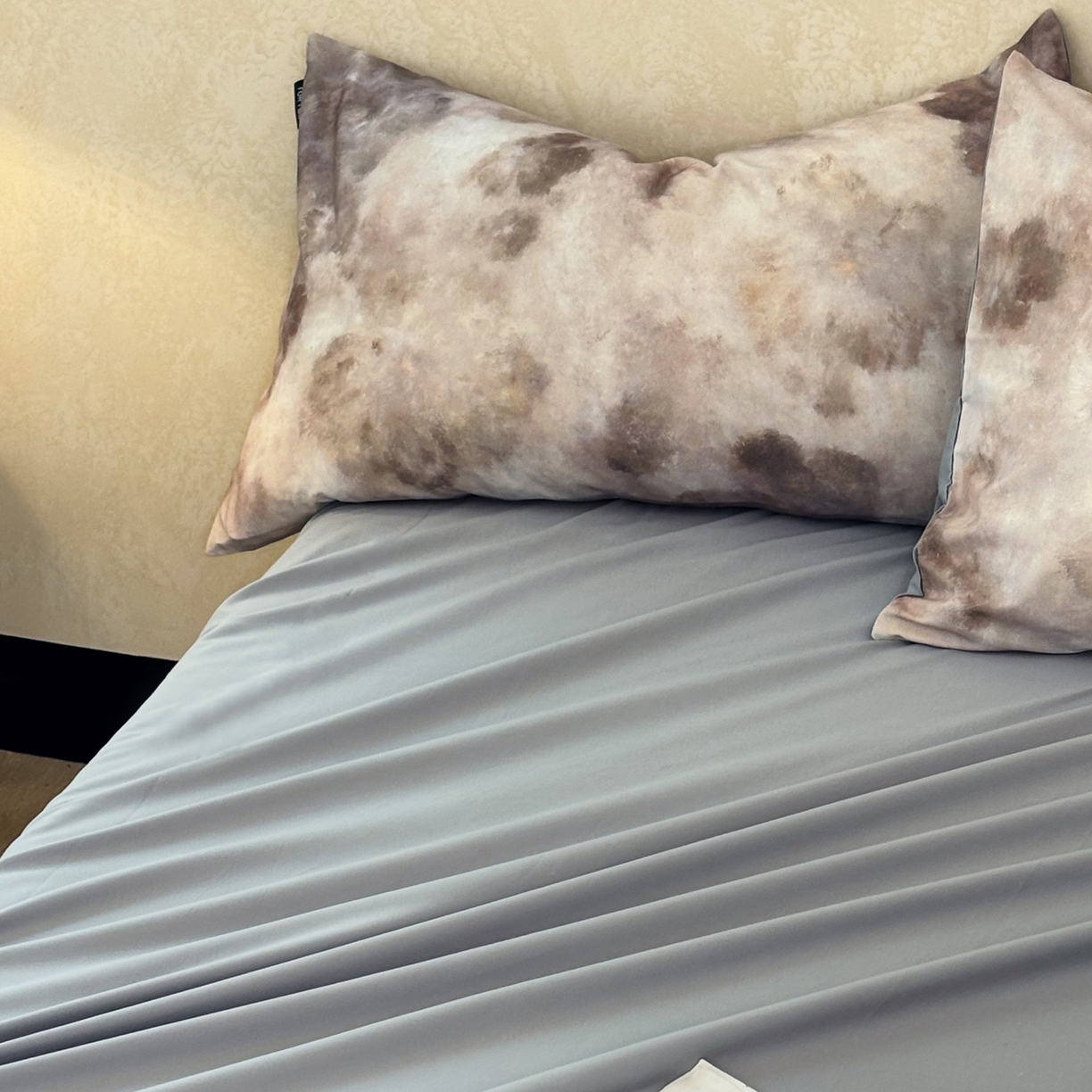 91家纺网 家纺一手货源 找家纺 FORTWO家纺原创设计（FOR TWO家纺） 2025新款50全棉纯棉数码磨毛印花四件套-场景二 琥珀