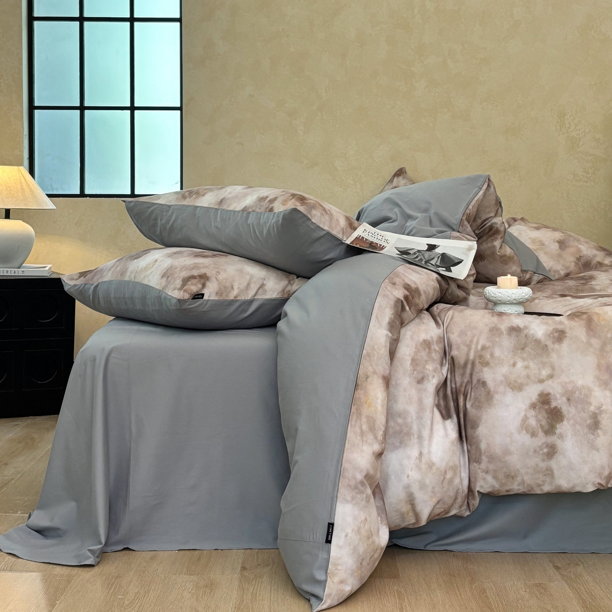 91家纺网 家纺一手货源 找家纺 FORTWO家纺原创设计（FOR TWO家纺） 2025新款50全棉纯棉数码磨毛印花四件套-场景二 琥珀