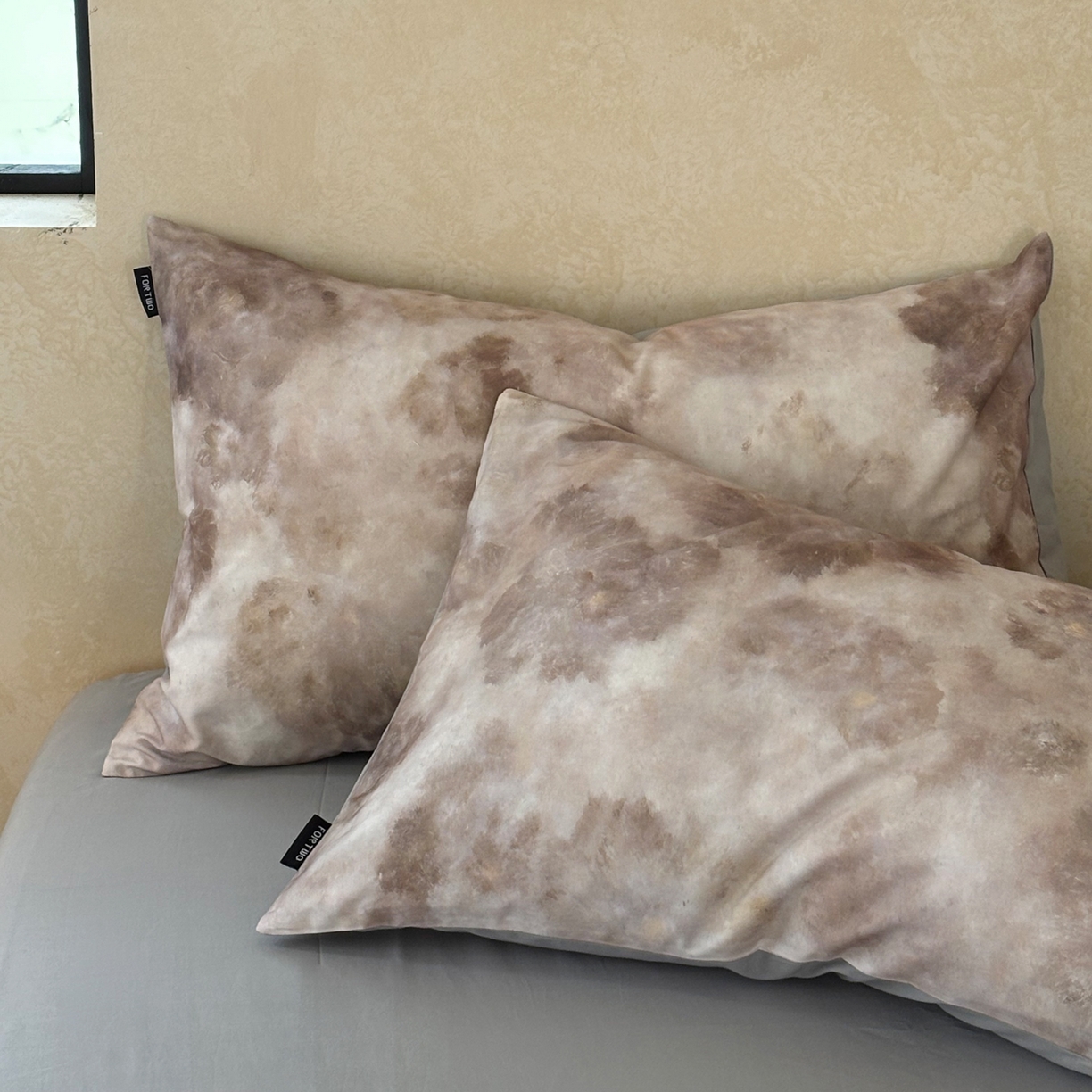 91家纺网 家纺一手货源 找家纺 FORTWO家纺原创设计（FOR TWO家纺） 2025新款50全棉纯棉数码磨毛印花四件套-场景二 琥珀