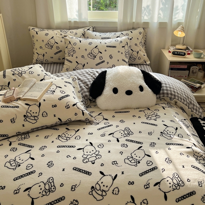 91家纺网 家纺一手货源 找家纺 三朵家纺 2025新款三丽鸥印花牛奶绒四件套 漫画帕恰