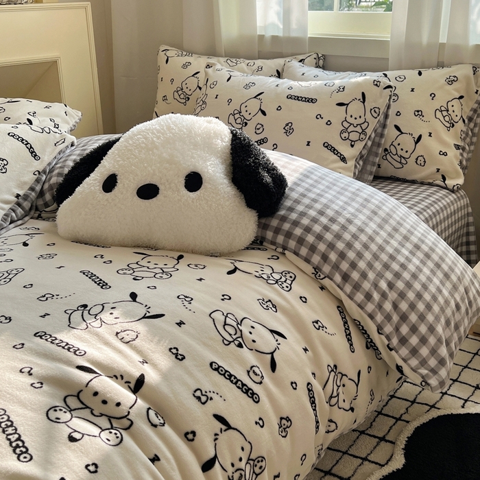 91家纺网 家纺一手货源 找家纺 三朵家纺 2025新款三丽鸥印花牛奶绒四件套 漫画帕恰