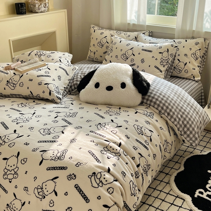 91家纺网 家纺一手货源 找家纺 三朵家纺 2025新款三丽鸥印花牛奶绒四件套 漫画帕恰