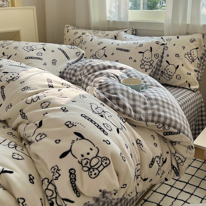 91家纺网 家纺一手货源 找家纺 三朵家纺 2025新款三丽鸥印花牛奶绒四件套 漫画帕恰