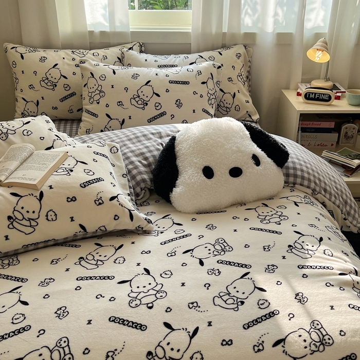 91家纺网 家纺一手货源 找家纺 三朵家纺 2025新款三丽鸥印花牛奶绒四件套 漫画帕恰