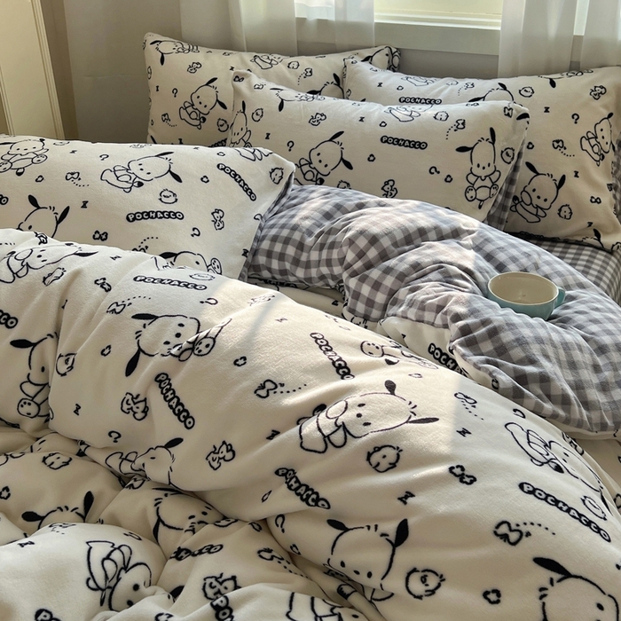 91家纺网 家纺一手货源 找家纺 三朵家纺 2025新款三丽鸥印花牛奶绒四件套 漫画帕恰