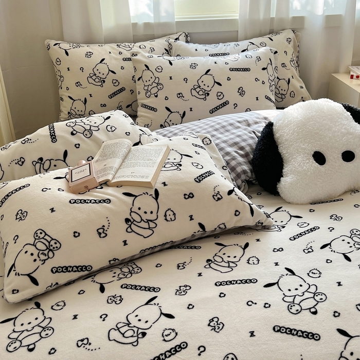 91家纺网 家纺一手货源 找家纺 三朵家纺 2025新款三丽鸥印花牛奶绒四件套 漫画帕恰