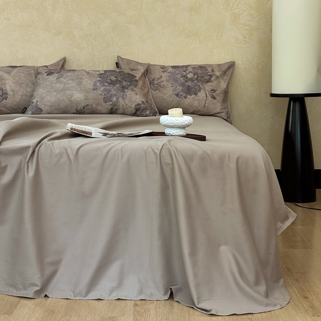 91家纺网 家纺一手货源 找家纺 FORTWO家纺原创设计（FOR TWO家纺） 2025新款50全棉纯棉数码磨毛印花四件套-场景二 水墨花