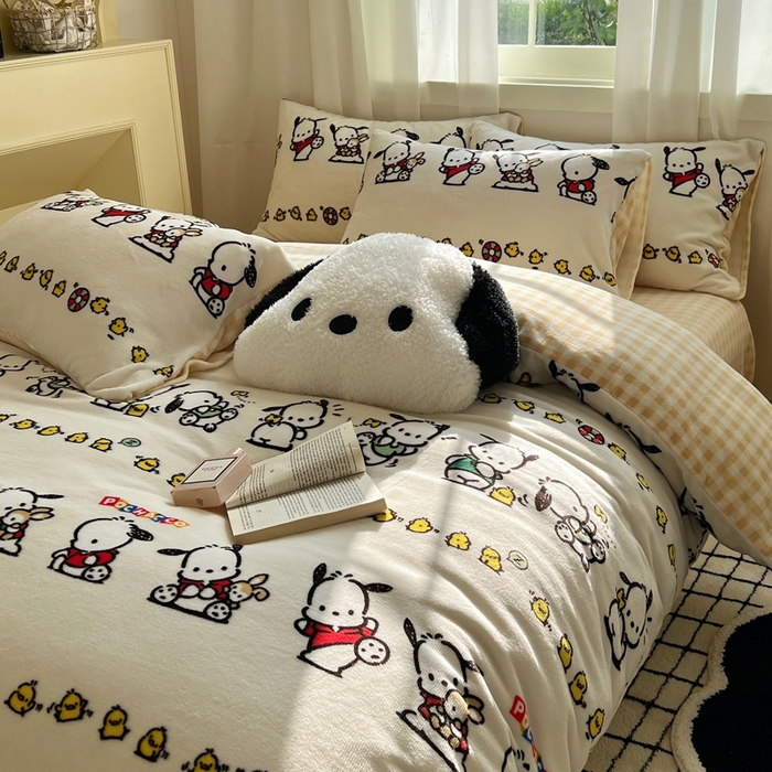 91家纺网 家纺一手货源 找家纺 三朵家纺 2025新款三丽鸥印花牛奶绒四件套 淘气帕恰