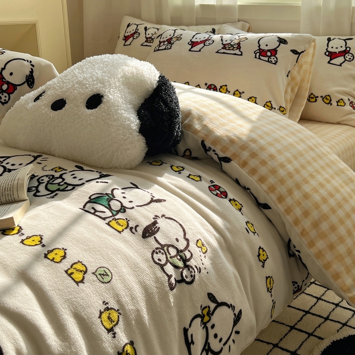 91家纺网 家纺一手货源 找家纺 三朵家纺 2025新款三丽鸥印花牛奶绒四件套 淘气帕恰