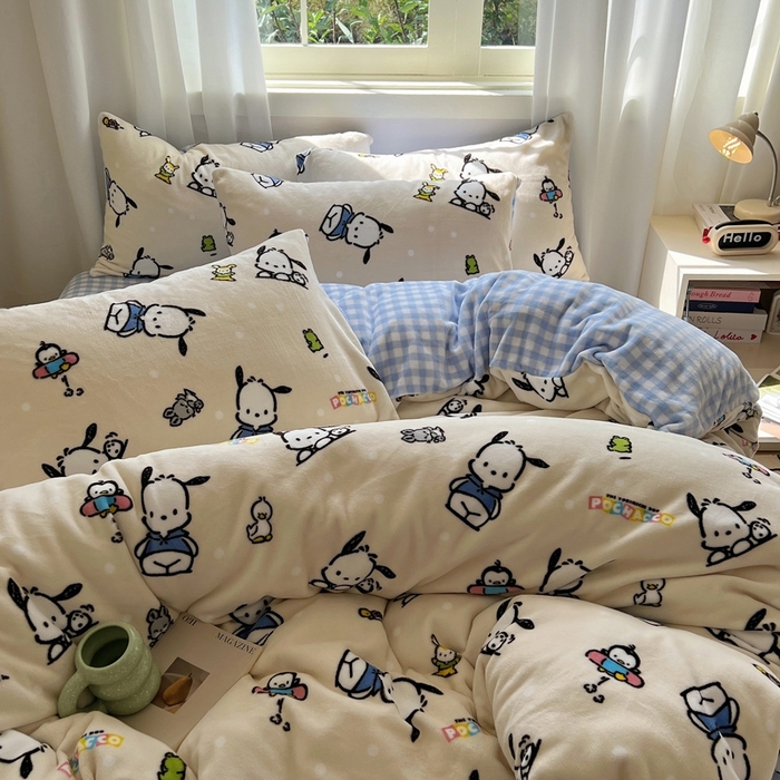 91家纺网 家纺一手货源 找家纺 三朵家纺 2025新款三丽鸥印花牛奶绒四件套 童心帕恰