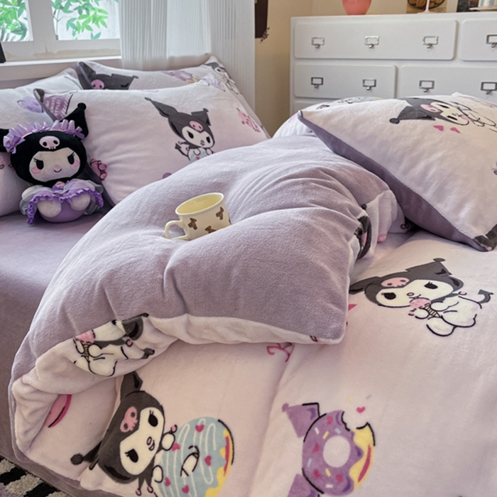 91家纺网 家纺一手货源 找家纺 三朵家纺 2025新款三丽鸥印花牛奶绒四件套 艺术家库洛米