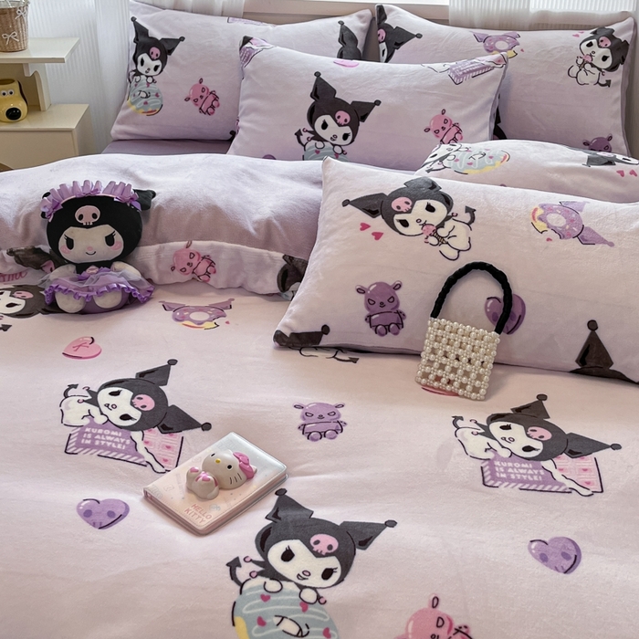 91家纺网 家纺一手货源 找家纺 三朵家纺 2025新款三丽鸥印花牛奶绒四件套 艺术家库洛米