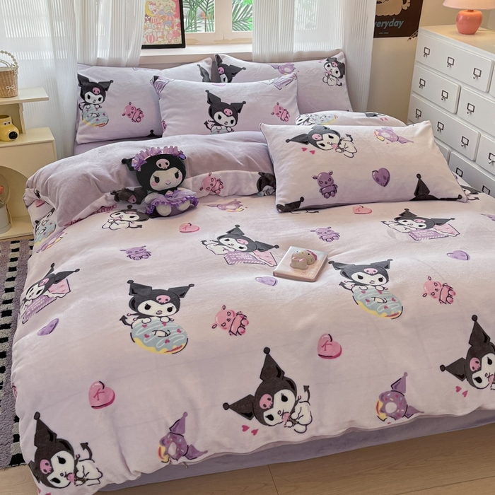 91家纺网 家纺一手货源 找家纺 三朵家纺 2025新款三丽鸥印花牛奶绒四件套 艺术家库洛米