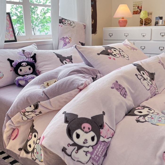 91家纺网 家纺一手货源 找家纺 三朵家纺 2025新款三丽鸥印花牛奶绒四件套 艺术家库洛米