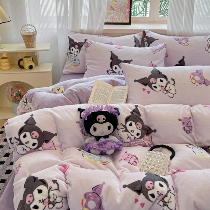 91家纺网 家纺一手货源 找家纺 三朵家纺 2025新款三丽鸥印花牛奶绒四件套 艺术家库洛米