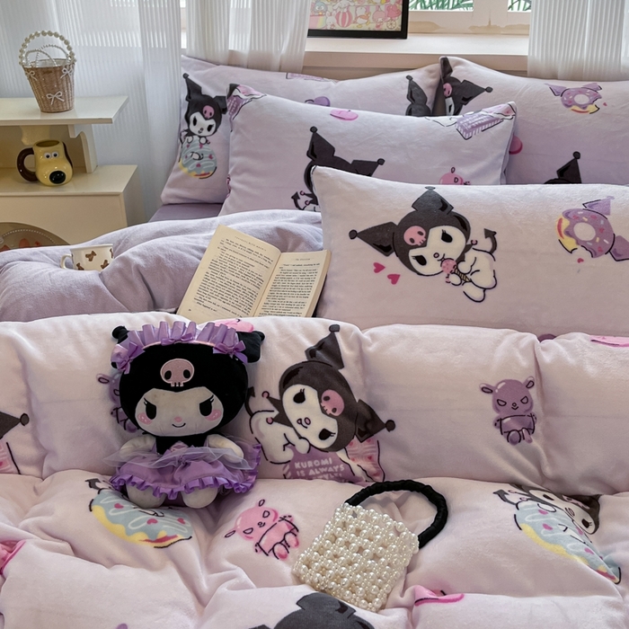 91家纺网 家纺一手货源 找家纺 三朵家纺 2025新款三丽鸥印花牛奶绒四件套 艺术家库洛米