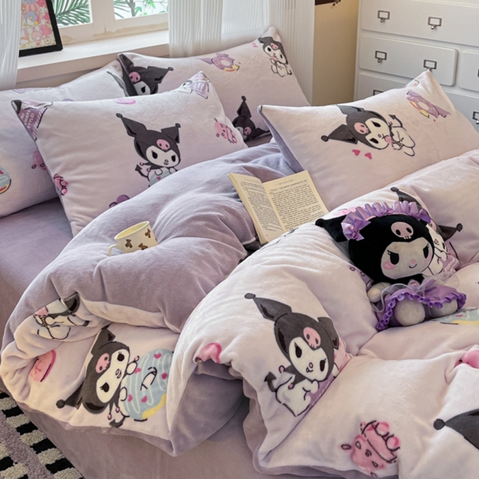 91家纺网 家纺一手货源 找家纺 三朵家纺 2025新款三丽鸥印花牛奶绒四件套 艺术家库洛米