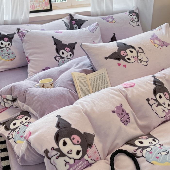 91家纺网 家纺一手货源 找家纺 三朵家纺 2025新款三丽鸥印花牛奶绒四件套 艺术家库洛米