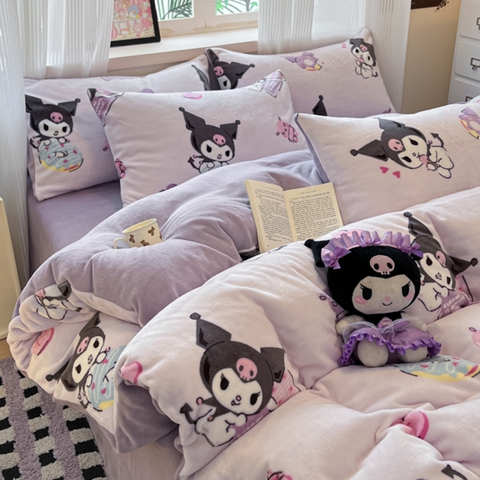 91家纺网 家纺一手货源 找家纺 三朵家纺 2025新款三丽鸥印花牛奶绒四件套 艺术家库洛米