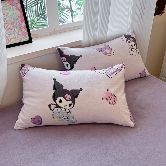 91家纺网 家纺一手货源 找家纺 三朵家纺 2025新款三丽鸥印花牛奶绒四件套 艺术家库洛米