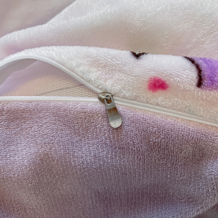 91家纺网 家纺一手货源 找家纺 三朵家纺 2025新款三丽鸥印花牛奶绒四件套 艺术家库洛米