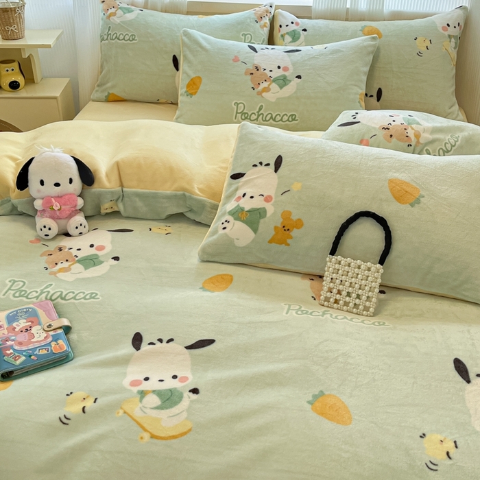 91家纺网 家纺一手货源 找家纺 三朵家纺 2025新款三丽鸥印花牛奶绒四件套 运动帕恰