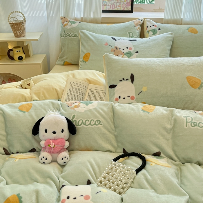 91家纺网 家纺一手货源 找家纺 三朵家纺 2025新款三丽鸥印花牛奶绒四件套 运动帕恰