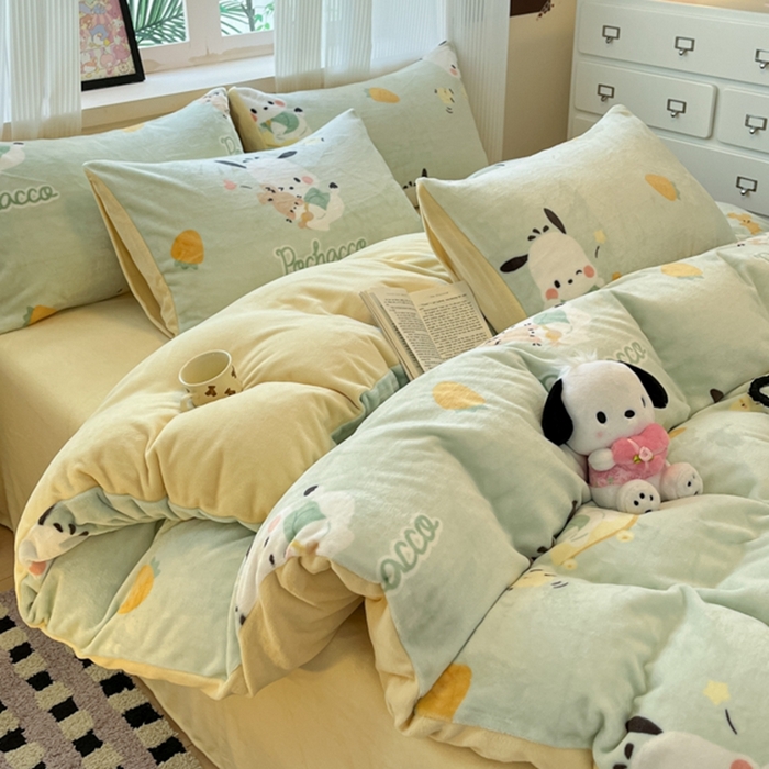 91家纺网 家纺一手货源 找家纺 三朵家纺 2025新款三丽鸥印花牛奶绒四件套 运动帕恰