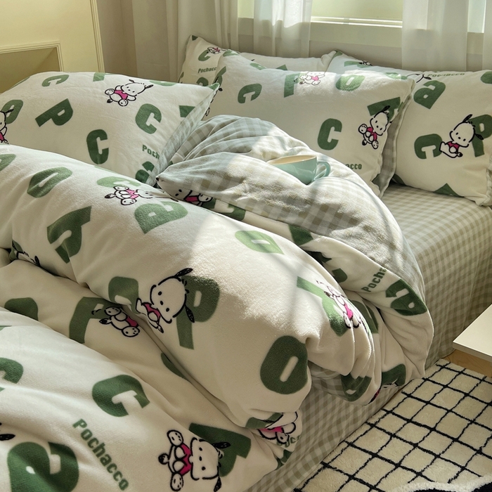 三朵家纺 2025新款三丽鸥印花牛奶绒四件套 字母帕恰