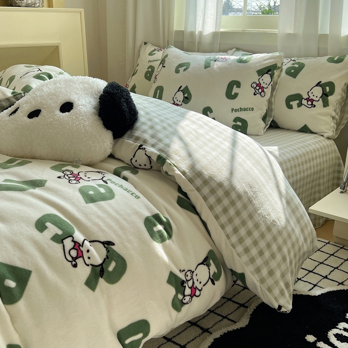 91家纺网 家纺一手货源 找家纺 三朵家纺 2025新款三丽鸥印花牛奶绒四件套 字母帕恰