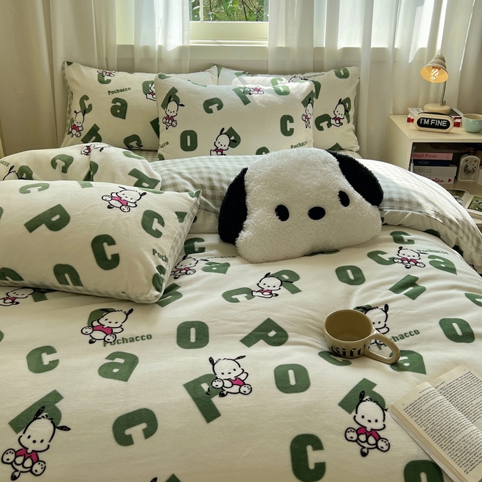 91家纺网 家纺一手货源 找家纺 三朵家纺 2025新款三丽鸥印花牛奶绒四件套 字母帕恰