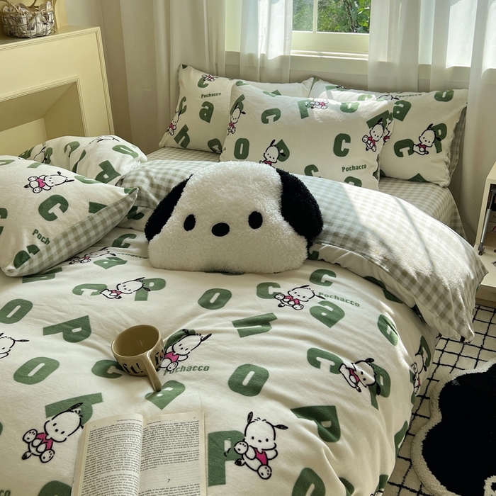 91家纺网 家纺一手货源 找家纺 三朵家纺 2025新款三丽鸥印花牛奶绒四件套 字母帕恰