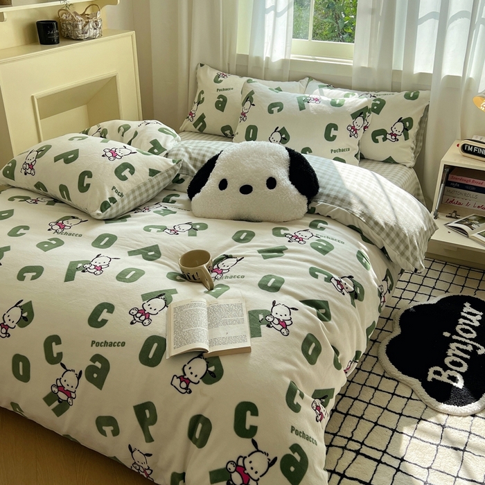 91家纺网 家纺一手货源 找家纺 三朵家纺 2025新款三丽鸥印花牛奶绒四件套 字母帕恰