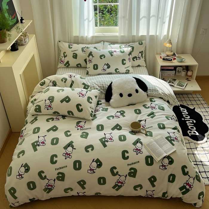 91家纺网 家纺一手货源 找家纺 三朵家纺 2025新款三丽鸥印花牛奶绒四件套 字母帕恰