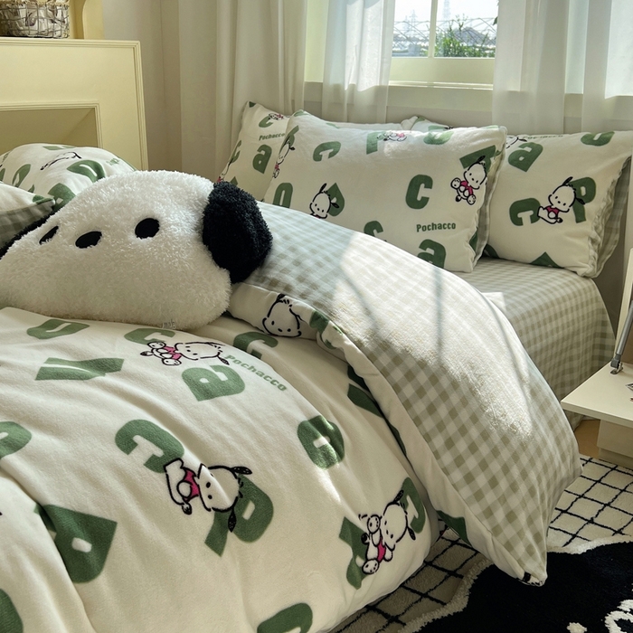 91家纺网 家纺一手货源 找家纺 三朵家纺 2025新款三丽鸥印花牛奶绒四件套 字母帕恰