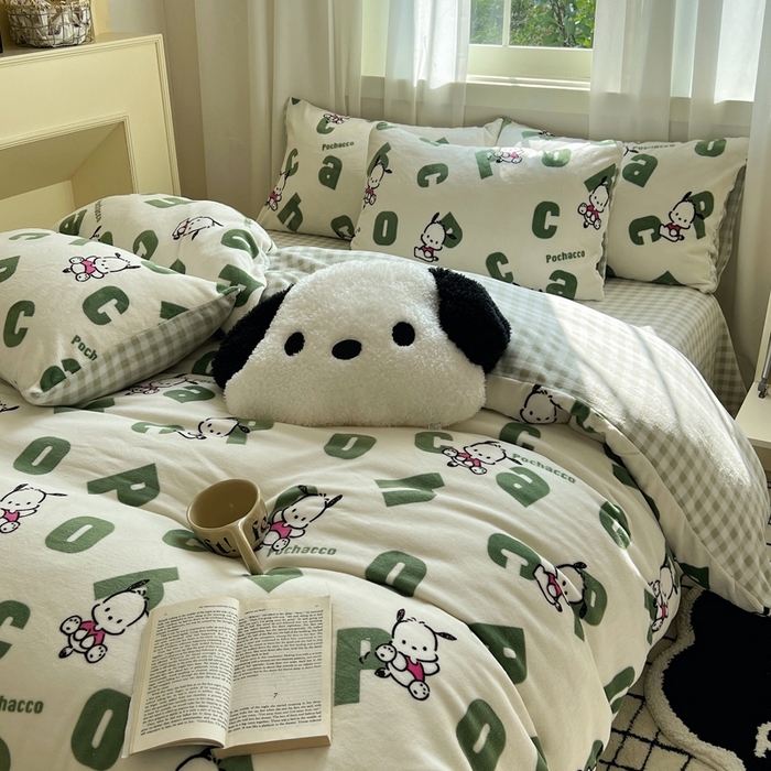 91家纺网 家纺一手货源 找家纺 三朵家纺 2025新款三丽鸥印花牛奶绒四件套 字母帕恰